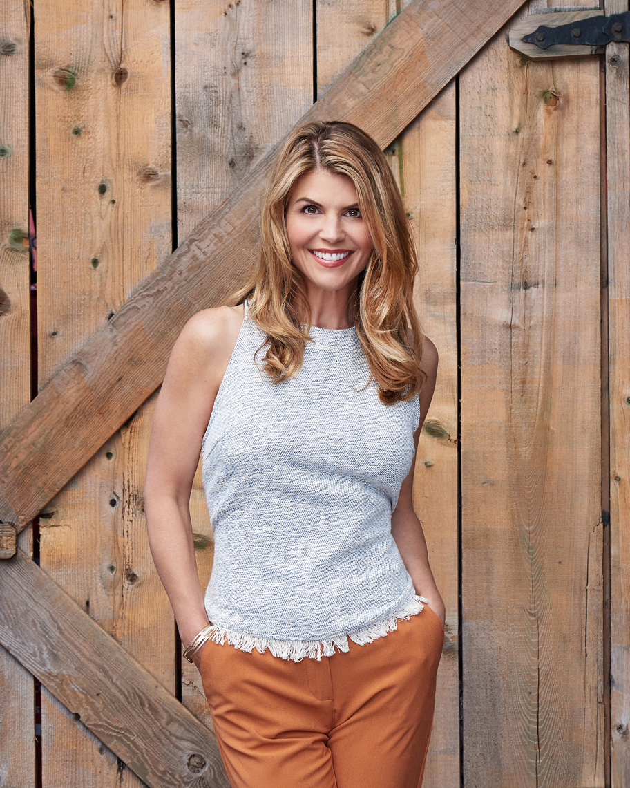 2017-Vancouver-Celebrity-Photographer-ErichSaide-LoriLoughlin-Portrait-Barn