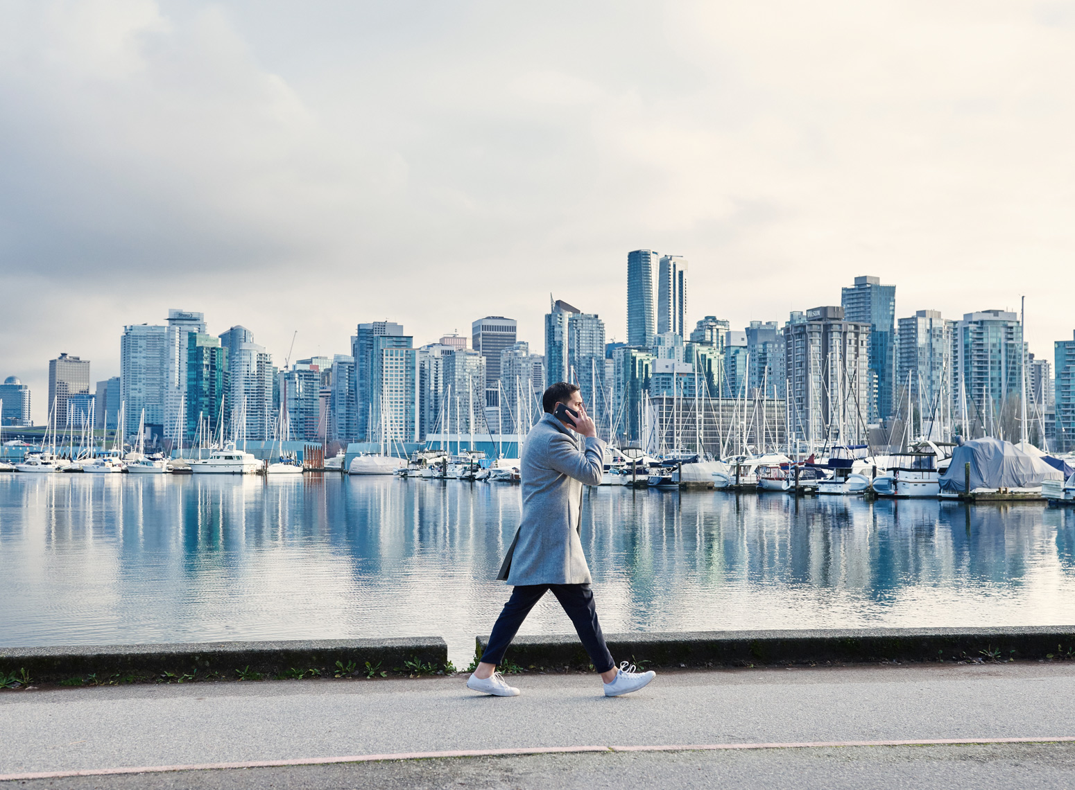 2017-Vancouver-Lifestyle-Photographer-ErichSaide-ShafinDiamond-StanleyParkSeawall