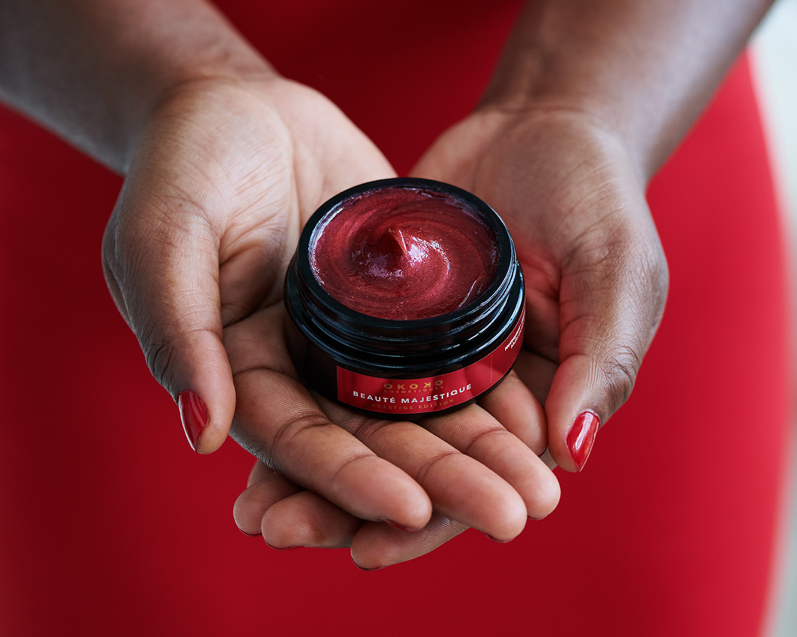 2020-Vancouver-Lifestyle-Photographer-ErichSaide-OkokoCosmetiques-luxury-Canadian-skincare-BEAUTEMAJESTIQUE-hands